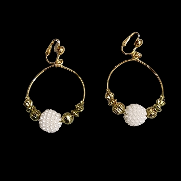 Set of four white vintage clip-on earrings - Picture 2 of 7